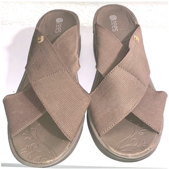Bzees Womens Desire Grey  Slip-On Sandals Size 9M Fabric Upper & Man Made Sole - Picture 1 of 8